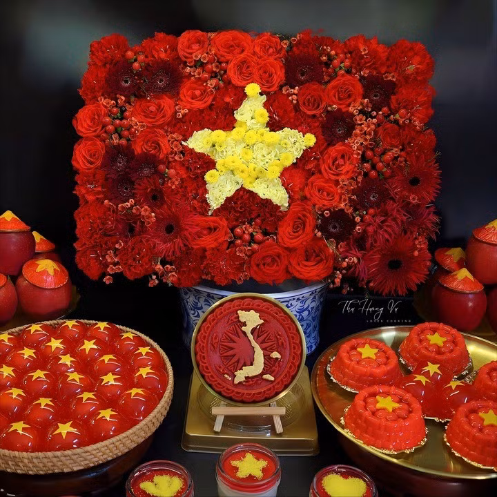 Để thực hiện, chị Hương đặc biệt chú trọng đến màu sắc và bố cục. Tông đỏ vàng được khai thác triệt để, vừa gợi nhớ đến lá cờ Tổ quốc, vừa thể hiện tinh thần đoàn kết. Trong khi đó, cách sắp xếp món ăn vẫn giữ sự quen thuộc, gần gũi của một mâm cỗ truyền thống gia đình. Ảnh: Vũ Thu Hương
