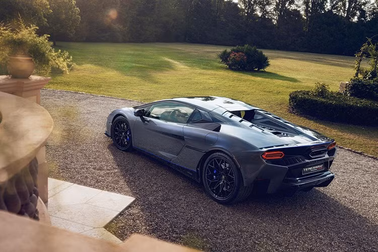 Lamborghini Temerario Porto Cervo vẫn được trang bị động cơ đốt trong V8 twin-turbo dung tích 4.0L, sản sinh công suất tối đa 800 mã lực và mô-men xoắn 730 Nm. Đi kèm là 3 động cơ điện với công suất mỗi động cơ 100 kW: 2 động cơ điện đặt ở cầu trước và 1 động cơ điện đặt trong cơ cấu động cơ đốt trong V8 twin-turbo.