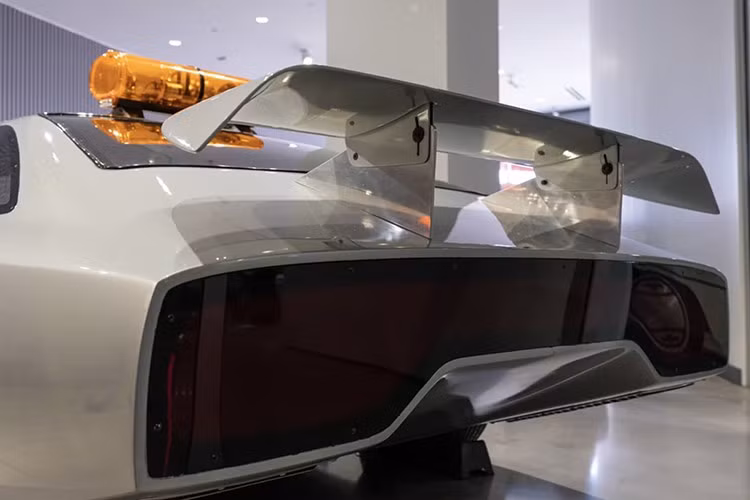 Chiếc xe Dodge Turbo Charger này ban đầu được hoàn thiện với màu bạc và đỏ, chiếc xe ý tưởng sau đó được sơn lại màu bạc và xanh.