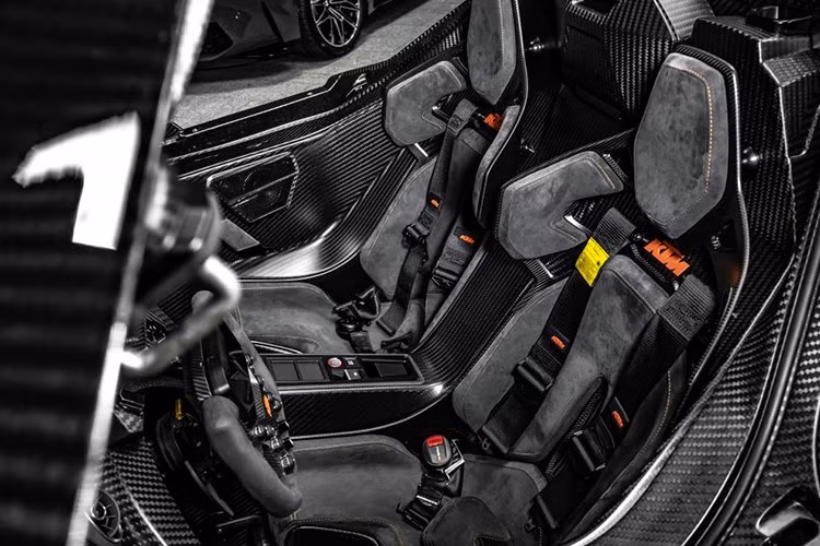 Trước những thay đổi này, KTM đang cho thấy định hướng rõ ràng hơn trong giai đoạn hậu tái cấu trúc. RideApart đã liên hệ với KTM để xác nhận thêm thông tin về tương lai của X-Bow, nhưng hiện hãng chưa đưa ra phản hồi chính thức.