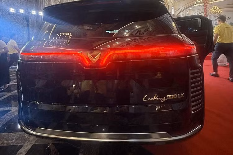 Ngoài ra, xe còn được trang bị hệ thống an toàn tiên tiến khác như: Cảnh báo va chạm, giữ làn đường, phanh khẩn cấp. Camera 360 độ + radar quanh xe. Nhận diện khuôn mặt để mở khóa. Kết nối dữ liệu trung tâm và hệ thống báo động khẩn cấp.