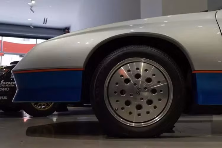 Chiếc xe ý tưởng có cabin màu xám. Xe sử dụng bánh xe SVI ba mảnh và đèn báo hiệu gắn trên nóc xe đặc trưng, thể hiện rõ vai trò của nó trên đường đua.