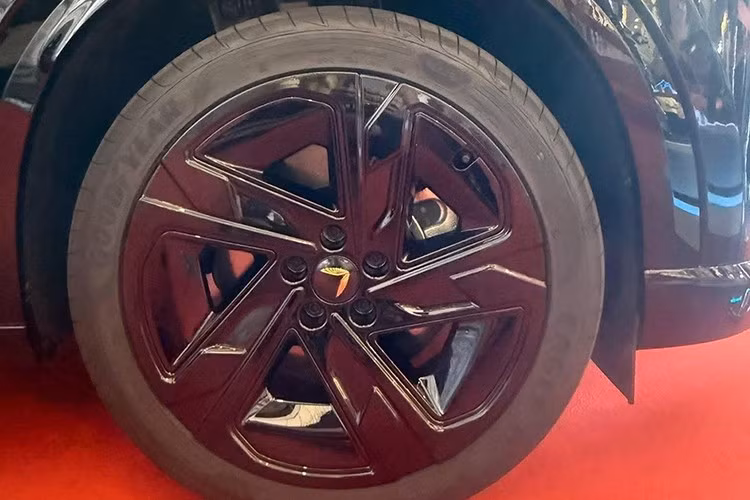 Đặc biệt, phần hông xe cho thấy mẫu xe này dài hơn hẳn so với VF9 đang mở bán. Giữa hai cửa hông của xe có một khoảng ngăn cách. Chi tiết này thường chỉ xuất hiện trên các mẫu xe có trục cơ sở kéo dài.