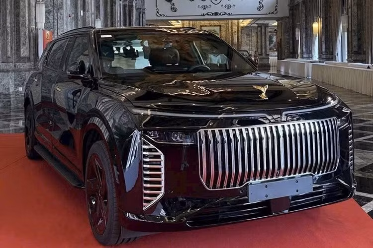 Mới đây, trên mạng xã hội đã lan truyền những hình ảnh thực tế mẫu VinFast VF9 phiên bản đặc biệt kéo dài, với tên gọi ở đuôi xe là “Lạc Hồng 900 LX”. Hiện phía VinFast vẫn chưa đưa ra những thông tin chính thức về mẫu xe này.