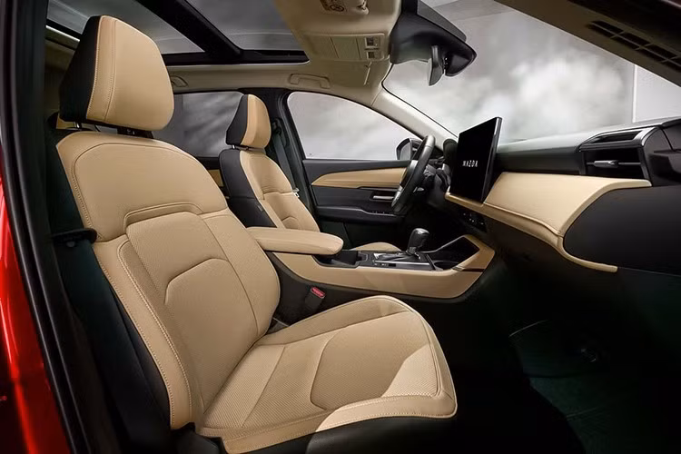 Ngoài ra, Mazda xác nhận sẽ đưa biến thể điện hóa của RX-7 trở lại thị trường dưới tên gọi Iconic SP. Mẫu xe này dự kiến trình làng từ năm 2026 đến 2028, được phát triển dựa trên chiếc concept từng xuất hiện tại Bangkok International Motor Show 2025 (BIMS lần thứ 46).