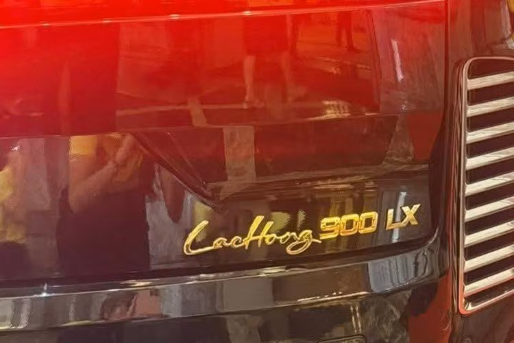 Một số thay đổi khác trên VinFast Lạc Hồng 900 LX như các khe gió nhỏ hơn tích hợp ở bên rìa cản trước/sau dùng hoạ tiết nan ngang mạ chrome. Hay các logo chữ “V” màu vàng ở cột C, phía đuôi, tâm bánh xe, vô lăng và tựa đầu ghế ngồi được làm cách điệu từ cánh chim.