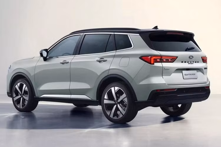 So với bản hiện hành, thiết kế đầu xe của Ford Territory facelift được tinh chỉnh theo hướng hiện đại hơn. Cụm đèn chiếu sáng chính đã được dời lên cao, tích hợp cùng dải LED hình móc câu, kéo dài sang hai bên.