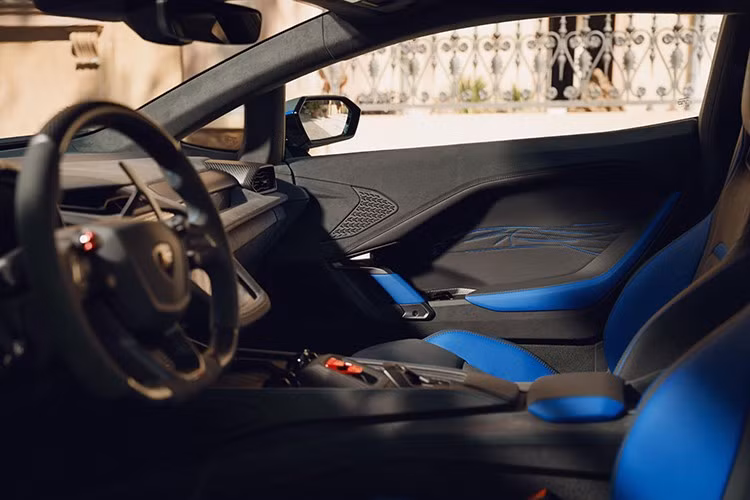 Nội thất của Lamborghini Temerario Porto Cervo vẫn được trang bị bảng đồng hồ taplo 12.3 inch, màn hình trung tâm 8.4 inch và màn hình ghế phụ 9.1 inch.