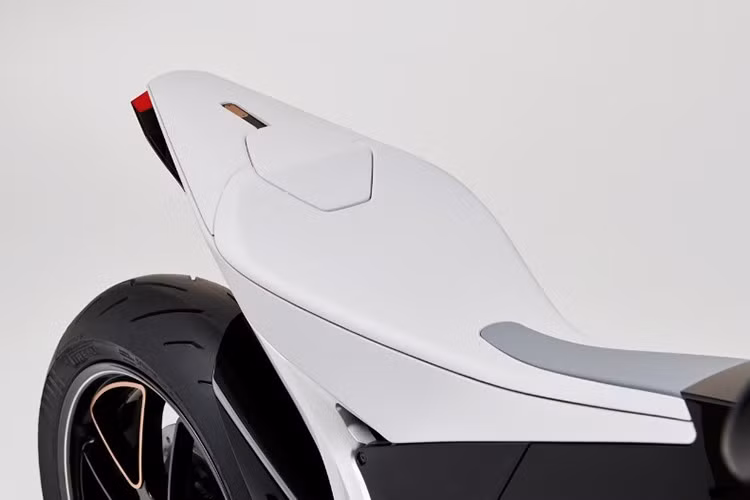 Đặc biệt, Honda xác nhận mẫu xe sẽ hỗ trợ sạc nhanh chuẩn CCS2, chuẩn sạc phổ biến tại châu Âu, giúp rút ngắn đáng kể thời gian nạp điện – một trong những yếu tố then chốt nâng cao trải nghiệm người dùng.