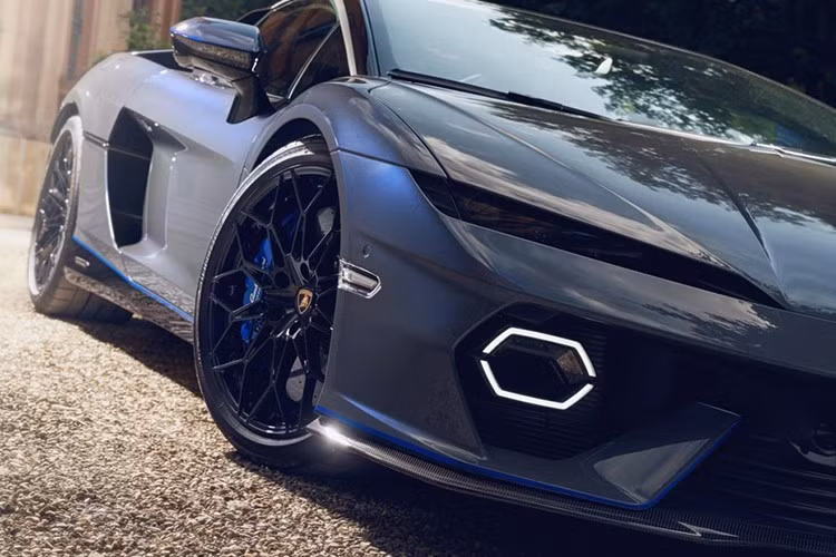 Bên ngoài Lamborghini Temerario Porto Cervo được hoàn thiện với màu Grigio Serget, một loại sơn xám đặc biệt được điểm xuyết những mảnh màu xanh lam "nổi bật dưới ánh sáng mặt trời, tạo nên hiệu ứng thị giác đầy mê hoặc".