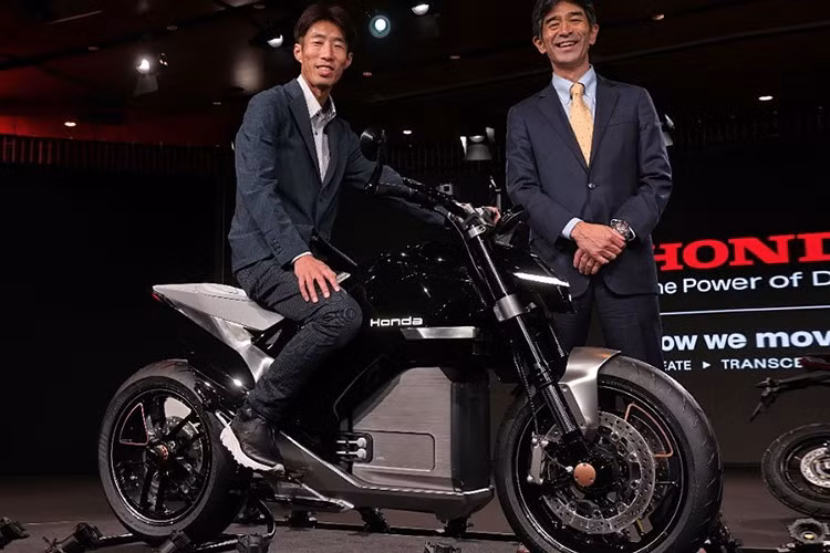 Theo những hình ảnh đầu tiên, mẫu xe môtô điện mới của Honda mang kiểu dáng nakedbike hiện đại, được phát triển dựa trên nền tảng ý tưởng EV Fun Concept từng gây ấn tượng mạnh trước đó.