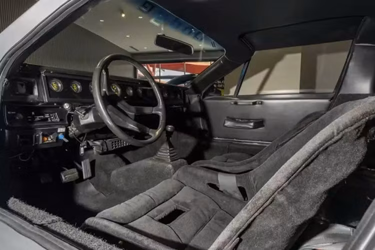 Chiếc xe này được đấu giá nhưng lại không có con số nào để tham khảo, lý do xe bị rao bán như một phần của quá trình thanh lý bảo tàng ô tô Klairmont Kollections ở Chicago.