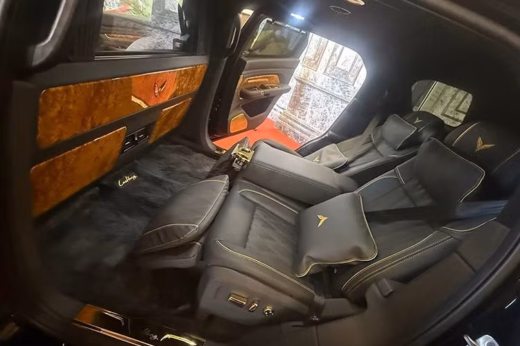 Hai ghế sau cũng được thay mới khi có thêm bệ đỡ bắp chân. Dàn nút bấm trên cửa cho thấy những tiện ích gồm chỉnh điện đa hướng có thể ngả sâu thông qua một nút bấm, sưởi ấm và làm mát ghế. Hệ thống điều hòa cũng được tuỳ chỉnh riêng biệt, nhiều khả năng là loại 4 vùng.