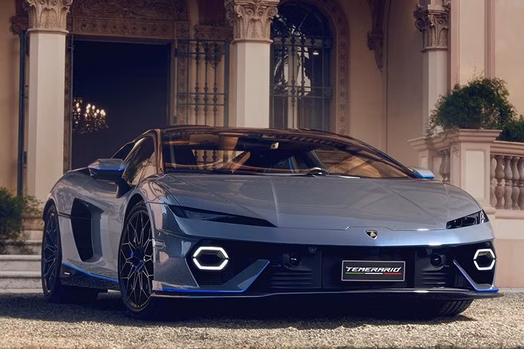 Vào kỳ nghỉ hè, sẽ là tuyệt vời nhất để đi chơi ở bờ biển, nạp lại năng lượng sau nửa năm cống hiến hết mình cho công việc của năm 2025 này, Lamborghini cũng thế, nhưng họ đến Porto Cervo, một khu nghỉ mát ven biển của Ý ở phía bắc Sardinia không để tắm nắng mà là giới thiệu chiếc xe Lamborghini Temerario Porto Cervo có 1 không 2 trên thế giới.