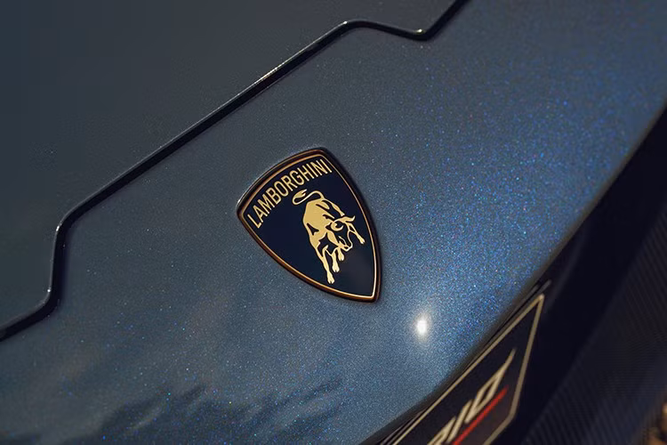 Vẻ ngoài hai tông màu được nhấn mạnh với các chi tiết màu Nero Noctis đen bóng, cùng đường kẻ sọc Blu Royal chạy dọc thân xe. Một số chi tiết được hoàn thiện bằng sợi carbon đen bóng, trong khi một số khác được hoàn thiện bằng màu đen bóng hoặc đen mờ.