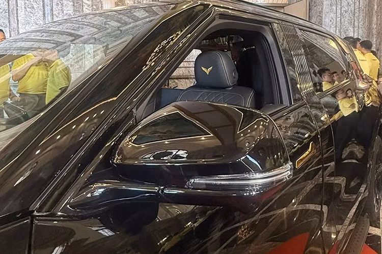 Theo một số nguồn tin cho biết, mẫu xe SUV VinFast Lạc Hồng 900 LX phiên bản đặc biệt giới hạn có khả năng được trang bị chống đạn cấp B6, có thể chống lại súng AK-47 theo tiêu chuẩn châu Âu...