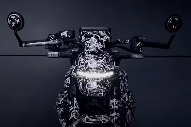 Ghi-đông của xe môtô điện mới nhà Honda thiết kế rộng và đặt cao cùng với gương hậu gắn trên cùm tay lái, mang lại tư thế ngồi thoải mái nhưng vẫn thể thao.