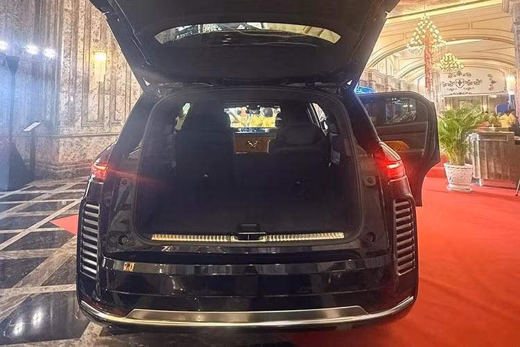 Xe dược trang bị màn hình trung tâm 15.6 inch + 2 màn hình giải trí hàng ghế sau. Rèm mềm cao cấp, trần da lộn Alcantara. Âm thanh 15 loa cao cấp Harman Kardon. Cửa sổ trời toàn cảnh Panorama + rèm điện tự động.