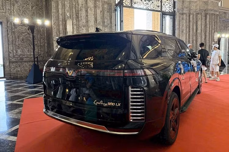 Những hình ảnh chụp cho thấy ngoại thất xe có màu đen bóng, với nhiều chi tiết thay đổi như lưới tản nhiệt nan dọc cỡ lớn ở đầu xe, khác biệt hoàn toàn so với VinFast VF9 tiêu chuẩn.