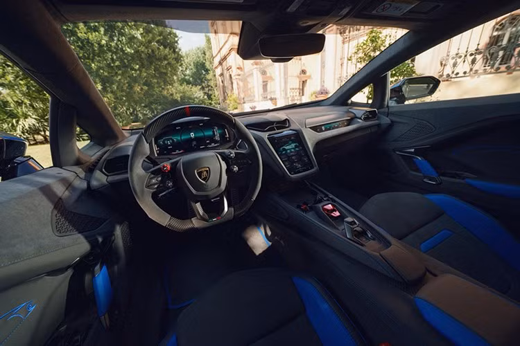 Cột B của chiếc xe còn được trang trí bởi huy hiệu Ad Personam bằng sợi carbon, trong khi huy hiệu còn lại gợi nhớ đến sự kiện "Porto Cervo 2025". Tuy nhiên, chủ nhân của chiếc xe có thể cá nhân hóa lại chi tiết này.