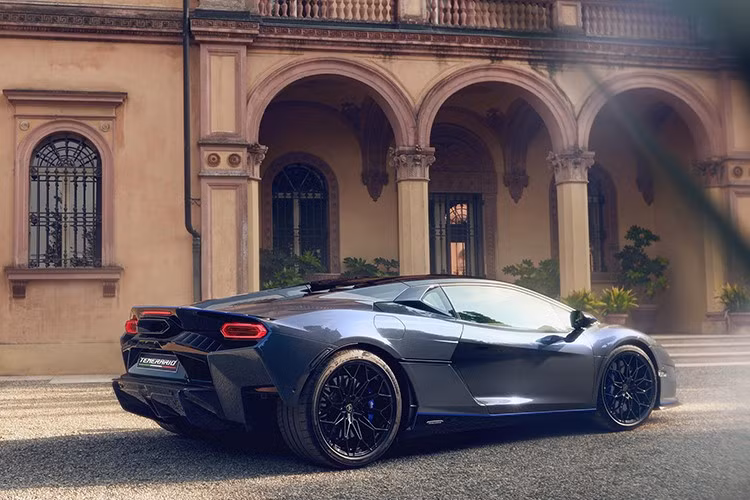 Chiếc siêu xe Lamborghini Temerario đặc biệt này được lên cấu hình theo chương trình Ad Personam, được thiết kế dành riêng cho Sardinia. Vì thế mà nó được "gói gọn vẻ đẹp sang trọng nhưng không kém phần tinh tế của hòn đảo Sardinia, viên ngọc của Ý tại Địa Trung Hải." Buổi ra mắt được thực hiện trước sự chứng kiến của không dưới 300 khách mời tại sảnh sang trọng của Casa Fiorichiari thuộc câu lạc bộ Twiga.