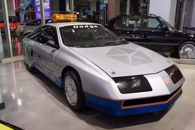 Đầu những năm 1980 là thời kỳ của những thử nghiệm táo bạo từ "Big Tree of Detroit" (thuật ngữ chỉ ba nhà sản xuất ôtô lớn của Mỹ có trụ sở tại Detroit, Michigan General Motors (GM), Ford, và Chrysler khi họ tìm cách thích ứng với nhu cầu thị trường luôn thay đổi và công nghệ ôtô ngày càng phát triển Dodge Turbo Charger là một trong những thử nghiệm đó, được ra mắt vào thời điểm hãng xe này đang nỗ lực tái tạo chính mình.