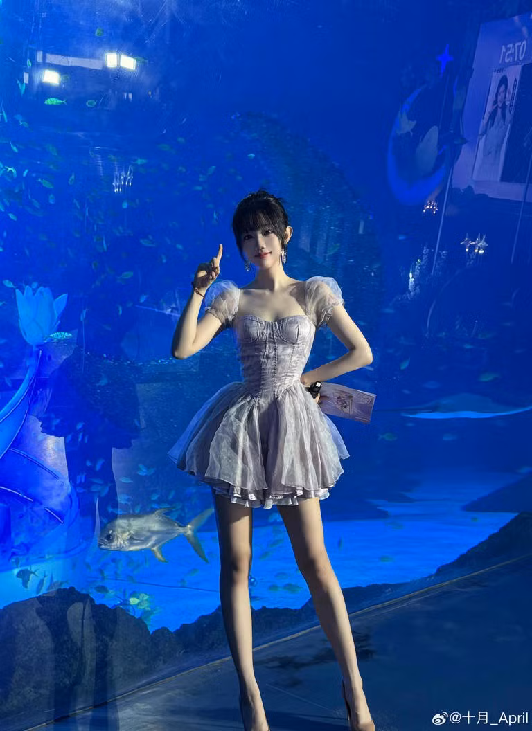 Thậm chí, hình ảnh October trên sân khấu đã nhanh chóng được lan truyền rộng rãi trên các diễn đàn và mạng xã hội. Người xem không tiếc lời khen ngợi cho màn xuất hiện này, từ thần thái tự tin, nụ cười rạng rỡ cho đến vóc dáng chuẩn mực khiến bất kỳ ai cũng phải trầm trồ.