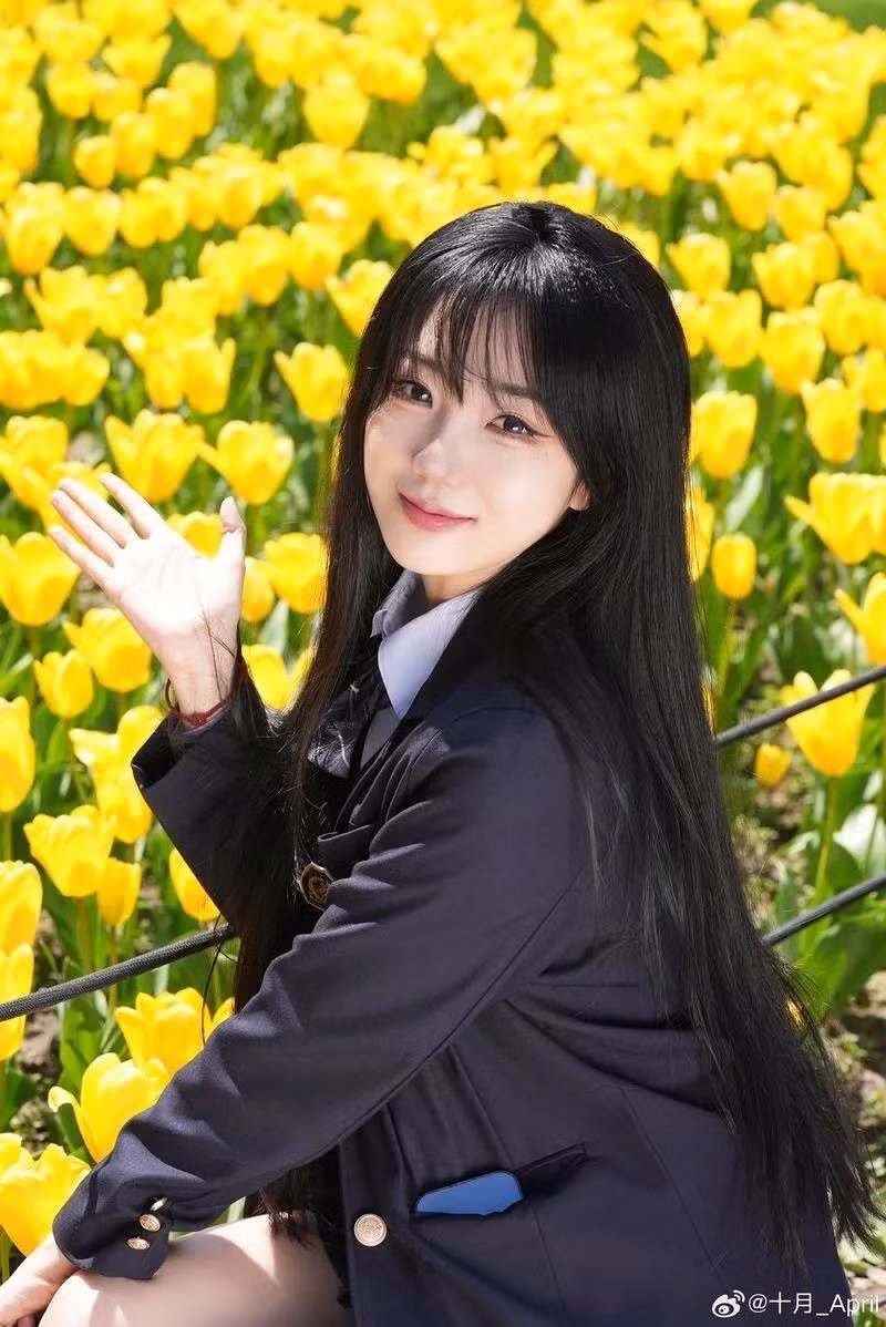 Có thể nói, October không chỉ là một MC tài năng mà còn là “gương mặt vàng” trong dàn bóng hồng LPL. Cứ mỗi lần xuất hiện, cô nàng lại mang đến một sức hút đặc biệt, khiến khán giả phải bàn tán sôi nổi.