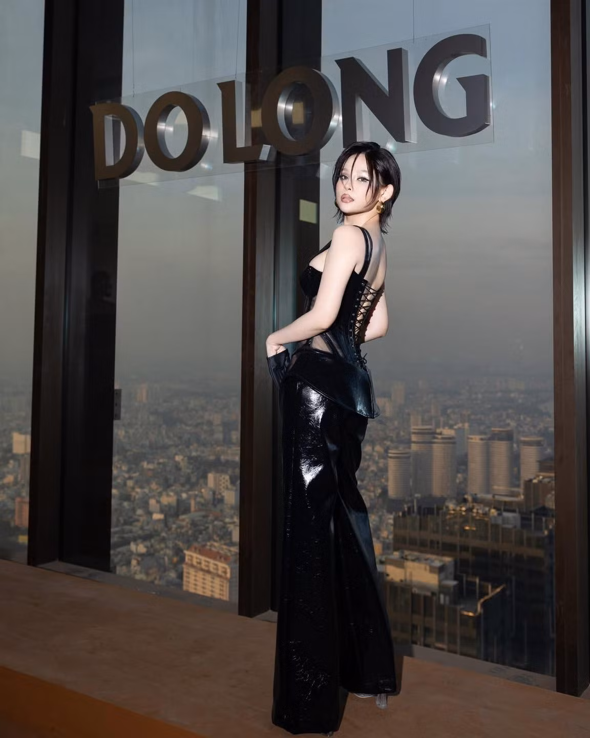 Trong mỗi nơi ở, nàng hot girl đời đầu còn đầu tư một phòng chứa đồ hiệu riêng, được trang trí bởi dàn đèn pha lê đắt đỏ.