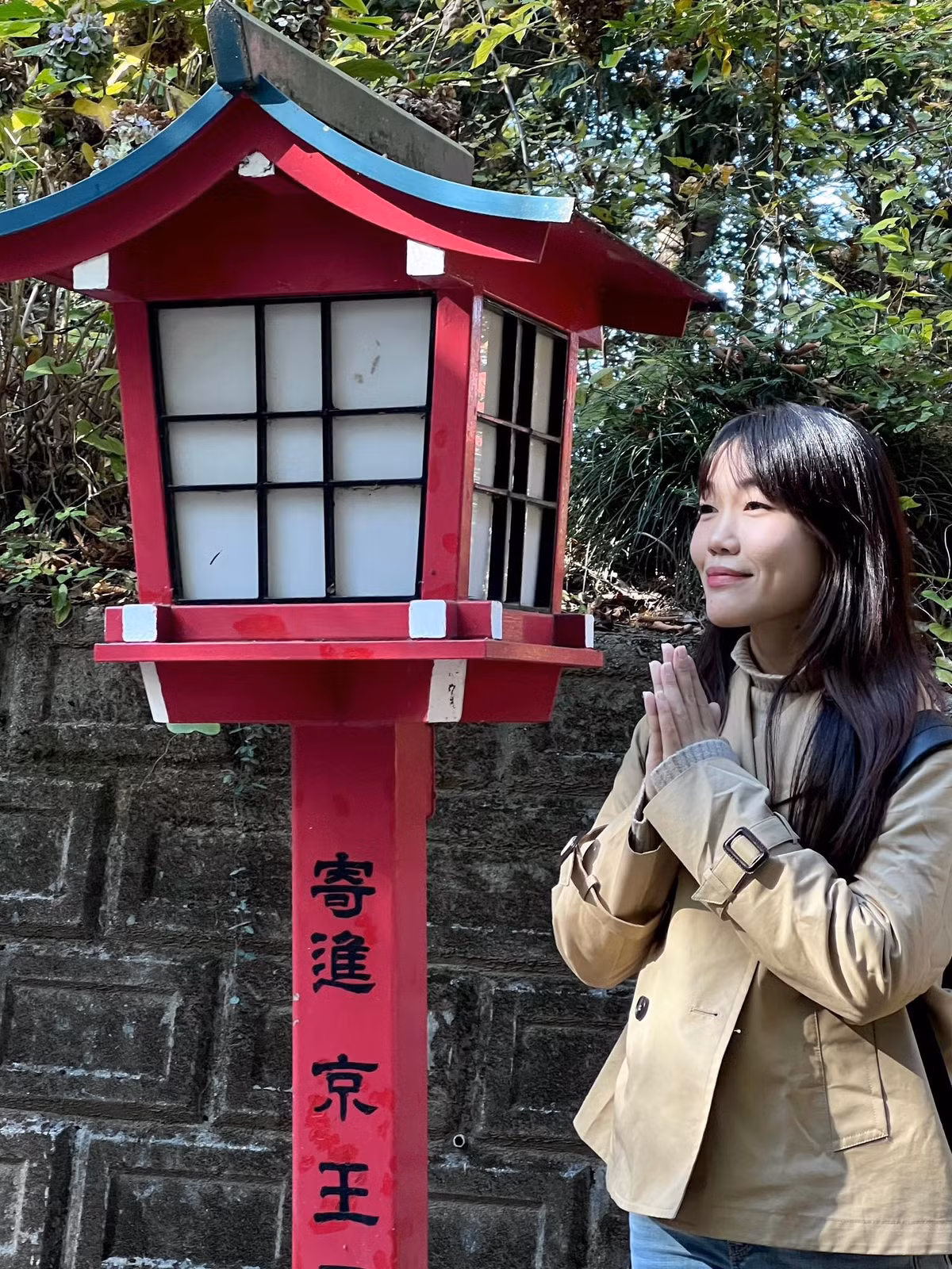 Lê Thụy đã có những bức ảnh trùng với thời điểm đẹp nhất của mùa lá đỏ (momiji) và lá vàng (ginkgo), khiến bộ ảnh check-in của cô càng thêm phần giá trị và "gây thương nhớ". Đây chắc chắn sẽ là một trong những bộ ảnh du lịch mùa thu truyền cảm hứng nhất trên mạng xã hội thời gian này.