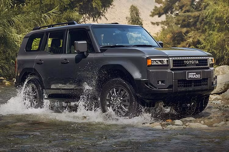 Khách hàng Nhật Bản hiện đã có thể đặt mua Toyota Land Cruiser Prado VX Gasoline 4WD 7 chỗ vốn có giá từ 5.779.400 Yên (khoảng 1,04 tỷ đồng), tăng 329.400 Yên (59 triệu đồng) so với trước đây. Theo kế hoạch, vào tháng 12 năm nay, phiên bản dùng động cơ diesel tăng áp mạnh mẽ hơn của Toyota Land Cruiser Prado sẽ được giới thiệu tại thị trường Nhật Bản.