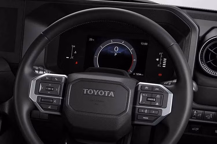 Ngoài ra, xe còn có cảnh báo phương tiện cắt ngang phía trước, hỗ trợ chuyển làn và hỗ trợ đánh lái khẩn cấp. Ngoài ra, mẫu SUV này còn được trang bị ghế lái chỉnh điện 8 hướng có nhớ vị trí và ghế phụ phía trước chỉnh điện 4 hướng tiêu chuẩn.