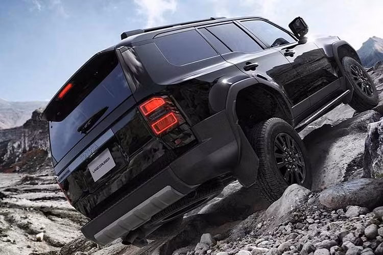 Dưới nắp ca-pô vẫn là động cơ xăng 4 xi-lanh, hút khí tự nhiên, dung tích 2.7L quen thuộc, cho công suất tối đa 160 mã lực và mô-men xoắn cực đại 246 Nm. Động cơ này kết hợp với hộp số tự động 6 cấp và hệ dẫn động 4 bánh toàn thời gian.