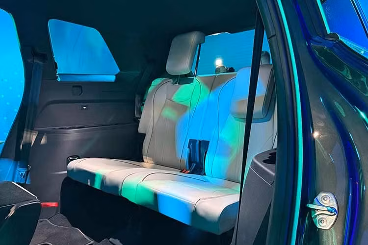 Hãng cũng hứa hẹn nhiều trang bị thân thiện với gia đình hơn bao giờ hết như cửa cốp chỉnh điện, rèm che nắng phía sau, sạc không dây kép và tính năng điều khiển bằng giọng nói. Nằm dưới nắp ca-pô của Volkswagen Teramont 2026 ở thị trường Mỹ là động cơ xăng TSI EA888 evo5.