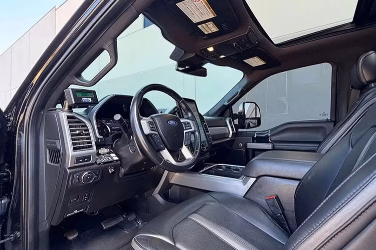 Khoang nội thất duy trì trang bị cao cấp của bản Platinum nhưng được nâng cấp hệ thống giải trí với màn hình trung tâm lớn hơn, màn hình phụ cho hàng ghế sau, ghế chỉnh điện và hệ thống điều hòa bổ sung.