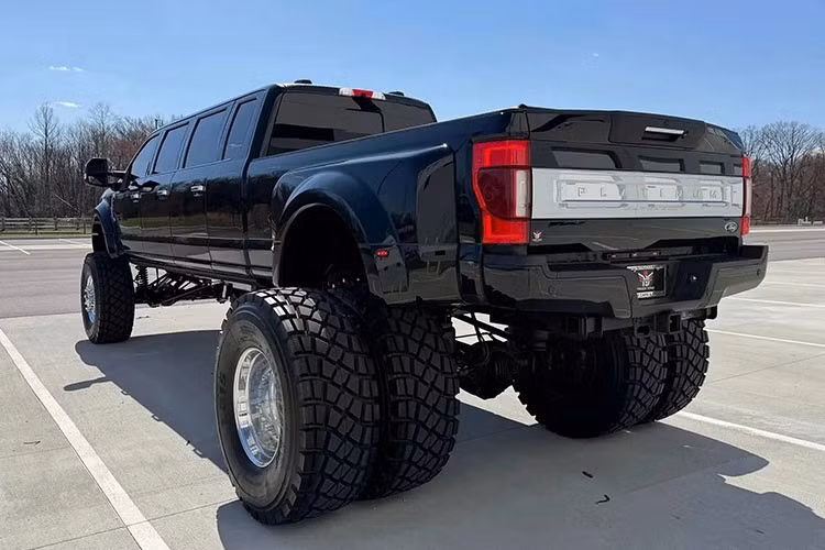 Xe được trang bị tổng dung tích bình nhiên liệu lên tới khoảng 700 lít. Với giá dầu trung bình tại Mỹ, chi phí đổ đầy lên tới khoảng 1.038 USD (khoảng hơn 26 triệu đồng) – một con số không hề dễ chịu.