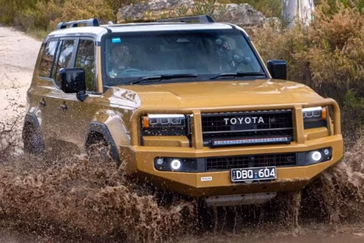 Ngoài ra, cụm đèn pha tròn Bi-Beam LED từng chỉ có trên phiên bản First Edition nay đã trở thành tùy chọn cho bản VX. Trang bị này mang lại diện mạo cổ điển hơn so với cụm đèn LED hình chữ nhật tiêu chuẩn. Toyota gần đây cũng đã bổ sung trang bị tương tự cho Land Cruiser 2026 mới tại châu Âu, theo sau phiên bản Mỹ.