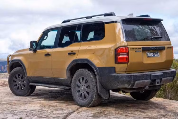 Cụ thể, thiết kế ngoại thất của Toyota Land Cruiser Prado 2026 nâng cấp vẫn được giữ nguyên với dáng vẻ vuông vức đặc trưng. Trong khi đó, bảng màu ngoại thất được bổ sung màu đen Neutral Black mới thay thế màu đen Black cũ.