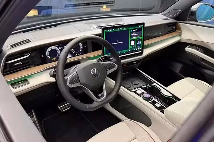 Bên trong xe, Volkswagen Teramont 2026 sở hữu khoang nội thất được thiết kế lại hoàn toàn với màu sắc tương phản, đường chỉ may tinh tế, vật liệu mềm cao cấp hơn và những chi tiết ốp gỗ. Nội thất có ba tùy chọn màu là xám nhạt, đen/xám đậm và rượu vang mới.