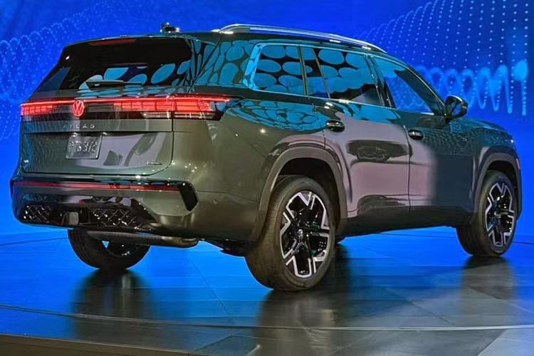 Volkswagen cũng có kế hoạch bổ sung phiên bản hybrid cho mẫu SUV 3 hàng ghế này, nhưng phải đến bản nâng cấp giữa vòng đời mới xuất hiện. Đây là một bất lợi vì các đối thủ của Volkswagen Teramont đã có cả phiên bản xăng, hybrid, thậm chí hybrid sạc điện (PHEV). Ngoài ra, xe còn đi kèm gói hỗ trợ lái IQ.Drive tiêu chuẩn đã được nâng cấp, túi khí trung tâm phía trước hoàn toàn mới và nền tảng khung gầm MQB evo với không gian chứa đồ rộng rãi.