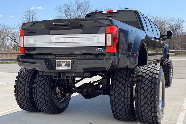 Nền tảng ban đầu là chiếc xe bán tải Forrd F-450 Platinum đời 2020 – vốn đã rất lớn. Tuy nhiên, đơn vị độ Stretch My Truck tiếp tục kéo dài cả khung gầm và thân xe.