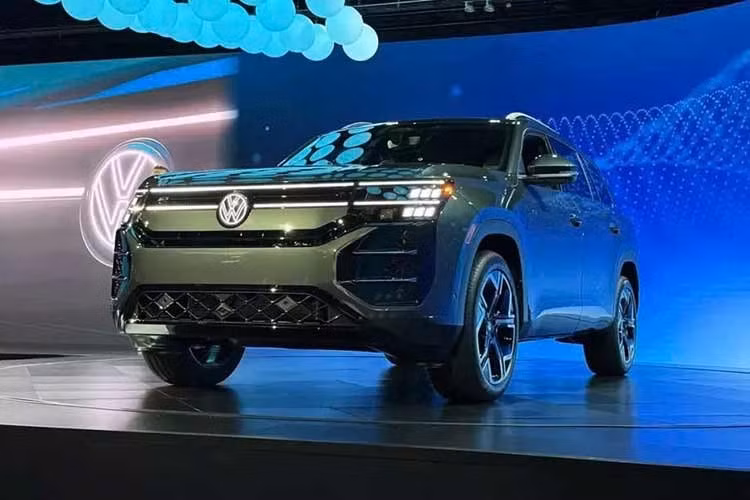 Hiện giá bán của Volkswagen Teramont 2026 ở thị trường Mỹ vẫn chưa được công bố. Xe sẽ chính thức được tung ra thị trường vào mùa thu năm nay. Trong phân khúc SUV cỡ trung ba hàng ghế đầy cạnh tranh, Teramont có những đối thủ như Ford Explorer, Jeep Grand Cherokee L, Toyota Grand Highlander, Honda Pilot, Hyundai Palisade, Santa Fe, Kia Telluride, Kia Sorento, Chevrolet Traverse, Mazda CX-90 và Nissan Pathfinder.