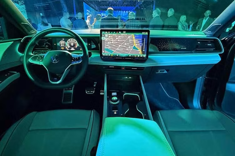 Công nghệ bên trong Volkswagen Teramont 2026 cũng được nâng cấp khi tất cả phiên bản đều có bảng đồng hồ kỹ thuật số Digital Cockpit Pro. Trong khi đó, màn hình thông tin giải trí đặt nổi có kích thước từ 12,9 inch đến 15 inch, tùy phiên bản.