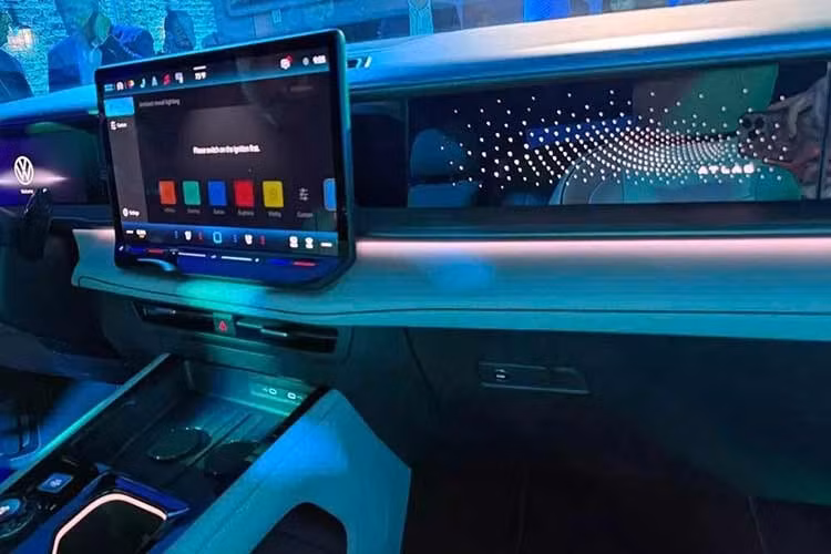 Các phiên bản tiêu chuẩn sẽ dùng chất liệu giả da trong khi bản cao cấp sử dụng da Varenna và Nappa. Hệ thống đèn viền nội thất có 10 hoặc 30 màu và phiên bản cao nhất còn được trang bị hệ thống âm thanh cao cấp Harman Kardon 14 loa.