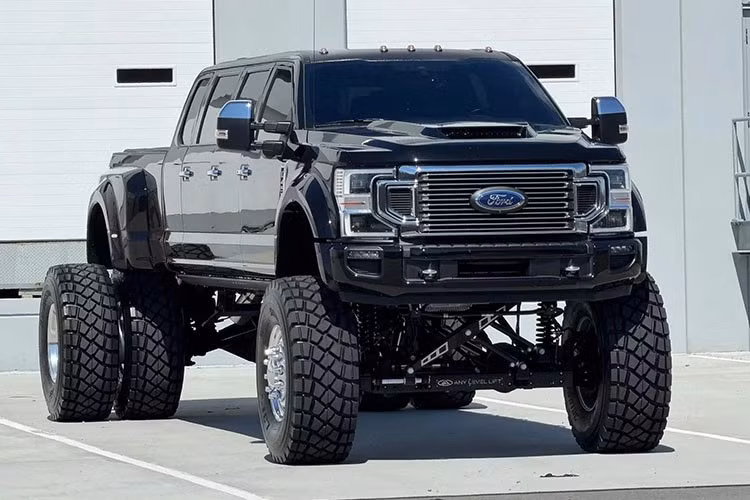 Chiếc siêu bán tải Ford F-450 hàng khủng này đã chạy hơn 22.000 km, chi phí độ gần 500.000 USD và được bán với giá khoảng 399.900 USD, cao gấp hơn bốn lần phiên bản nguyên bản.