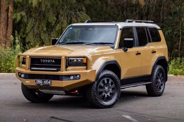 Toyota đã thực hiện một đợt nâng cấp nhẹ cho Land Cruiser Prad chỉ 2 năm sau khi mẫu xe này ra mắt tại thị trường nội địa Nhật Bản. Những thay đổi của Toyota Land Cruiser Prado 2026 có vẻ khiêm tốn trên lý thuyết nhưng mang ý nghĩa thực tế khi xe được bổ sung trang bị tiêu chuẩn tập trung vào an toàn và chống trộm.