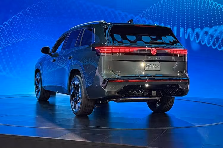 Có thể dễ dàng nhận ra Teramont thế hệ mới từ phía trước nhờ cụm đèn LED đa tầng, lưới tản nhiệt tích hợp hai dải đèn LED định vị ban ngày và logo Volkswagen phát sáng. Ở phía sau, xe sở hữu thiết kế gọn gàng hơn khi loại bỏ cản va với thiết kế lồi, cộng thêm cụm đèn hậu LED mới giúp tăng tính nhận diện.