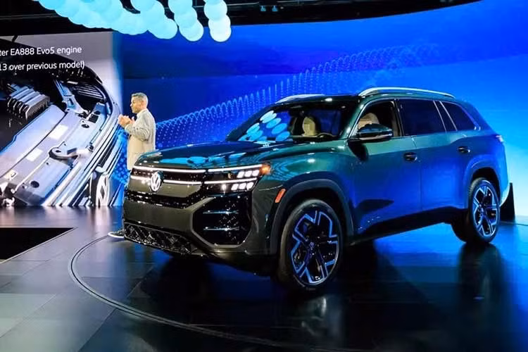 Atlas là mẫu xe SUV chủ lực của thương hiệu Đức - ở các thị trường ngoài Mỹ, nó còn được biết đến dưới tên gọi khác là Volkswagen Teramont. Trên thực tế, Volkswagen Teramont tại Trung Quốc đã sớm chuyển sang thế hệ thứ hai với cái tên Teramont Pro vào tháng 2/2025. Hơn 1 năm sau, phiên bản dành cho thị trường Mỹ mới được hé lộ lần đầu tại Triển lãm Ô tô New York 2026.