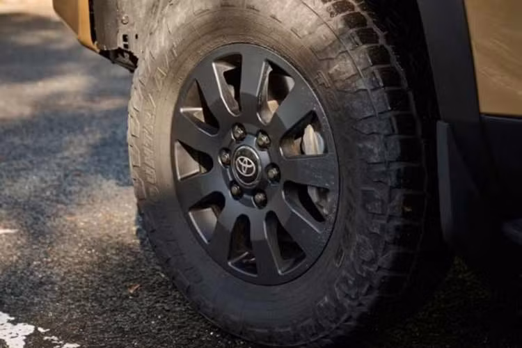 Màu vàng cát Sand đơn sắc trên Toyota Land Cruiser Prado 2026 không có nóc trắng cũng được thêm vào bảng màu. Các tùy chọn này đi kèm với những màu hiện có như trắng Platinum White và nâu Avant-Garde Bronze.