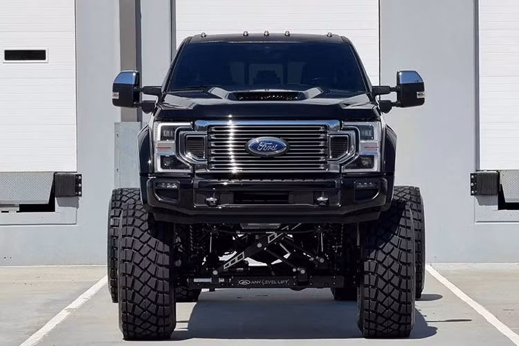 Ngoài ra, nó còn được bổ sung thêm một cặp cửa và hàng ghế thứ ba. Kết quả là một chiếc bán tải khổng lồ, có thể chở tới 11 người, phía sau vẫn giữ thùng dài thêm tới 8 feet.